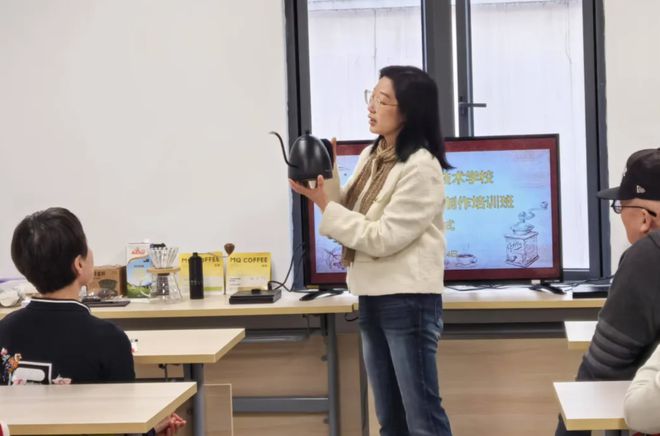 在这里“玩转”手冲咖啡PG麻将胡了银发学员(图1)